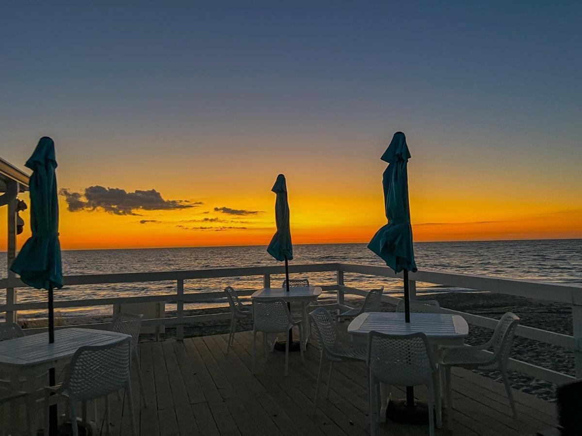 Pearl Beach Inn Englewood Buitenkant foto